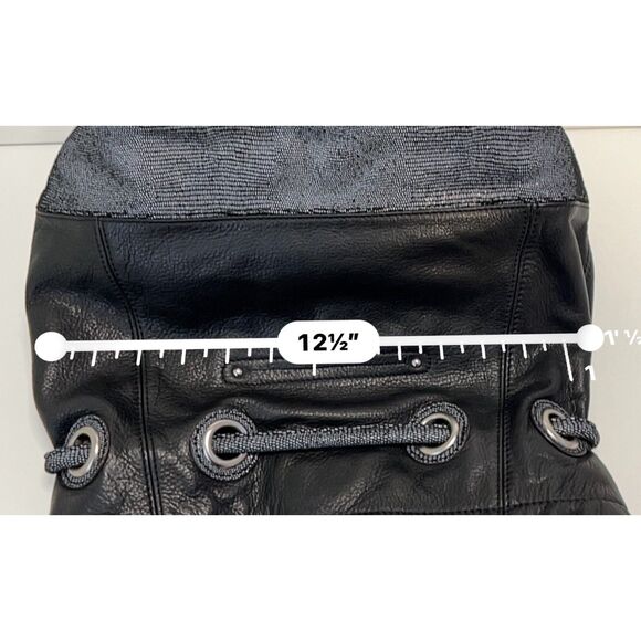 B. Makowsky metallic leather snake print drawstring bucket/shoulder bag. - Picture 5 of 9